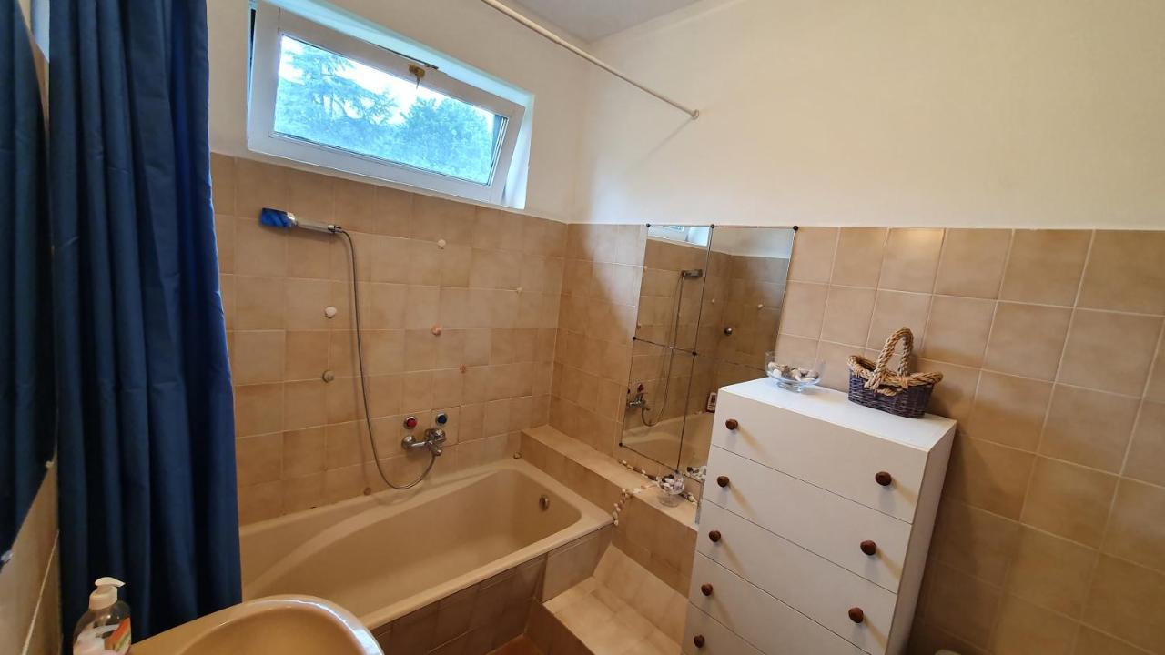 Aron Apartman Бадачонтомай Екстериор снимка